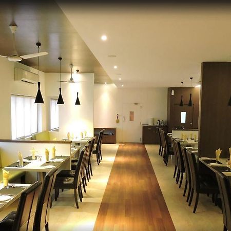 Gayathri Hotels 蒂鲁布尔 外观 照片