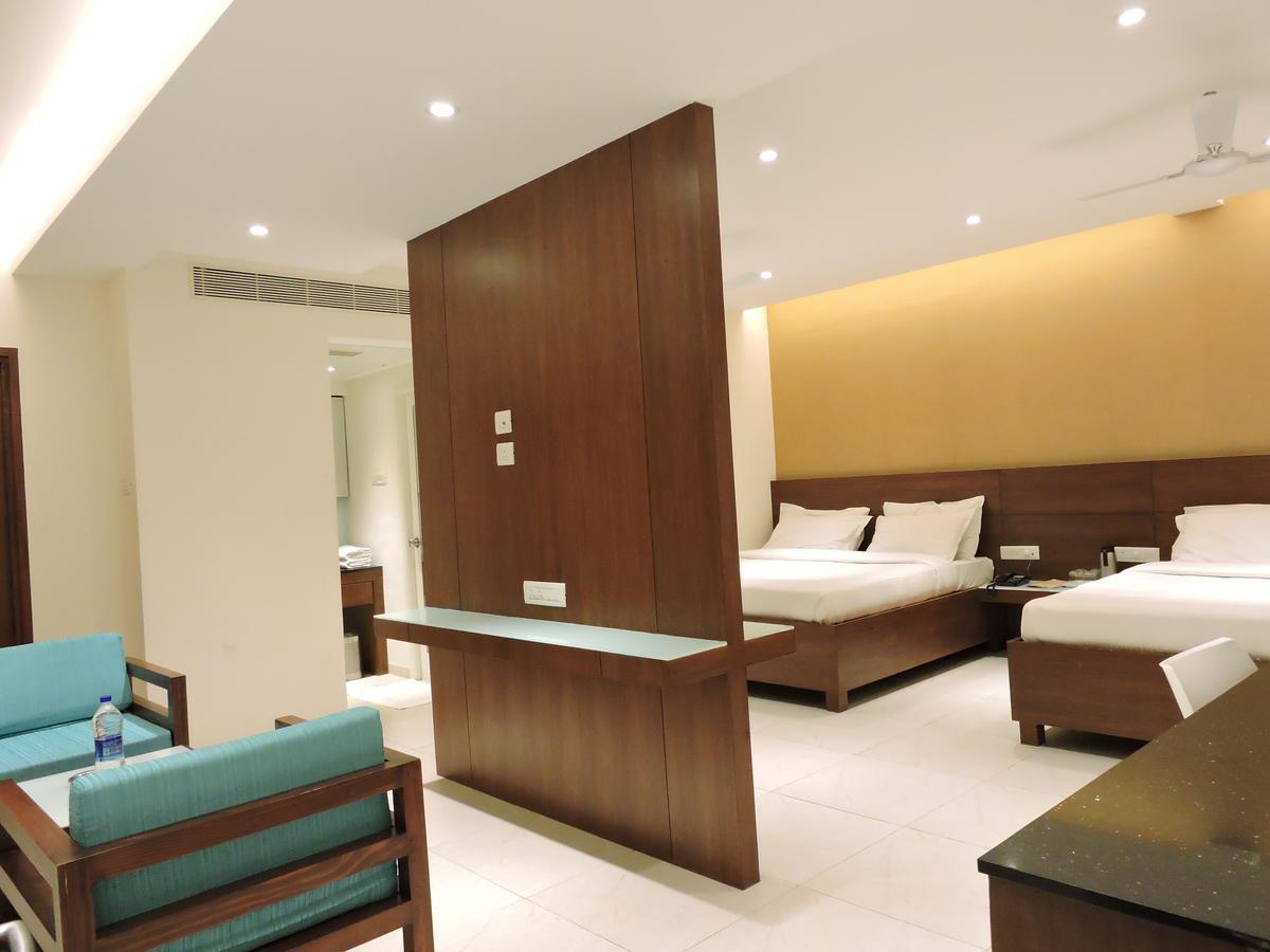 Gayathri Hotels 蒂鲁布尔 外观 照片