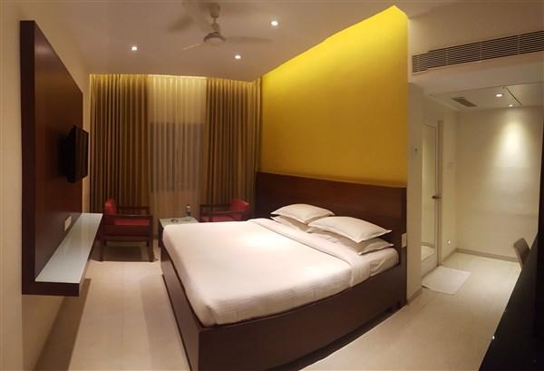 Gayathri Hotels 蒂鲁布尔 外观 照片