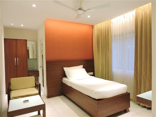 Gayathri Hotels 蒂鲁布尔 外观 照片