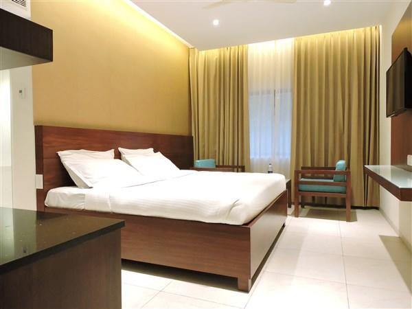 Gayathri Hotels 蒂鲁布尔 外观 照片