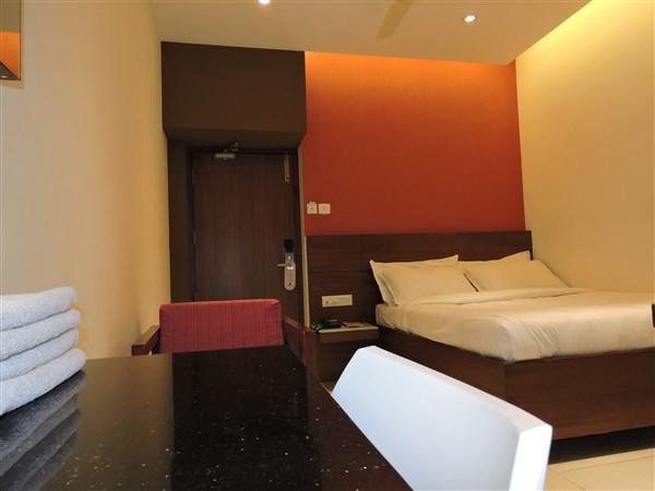 Gayathri Hotels 蒂鲁布尔 外观 照片
