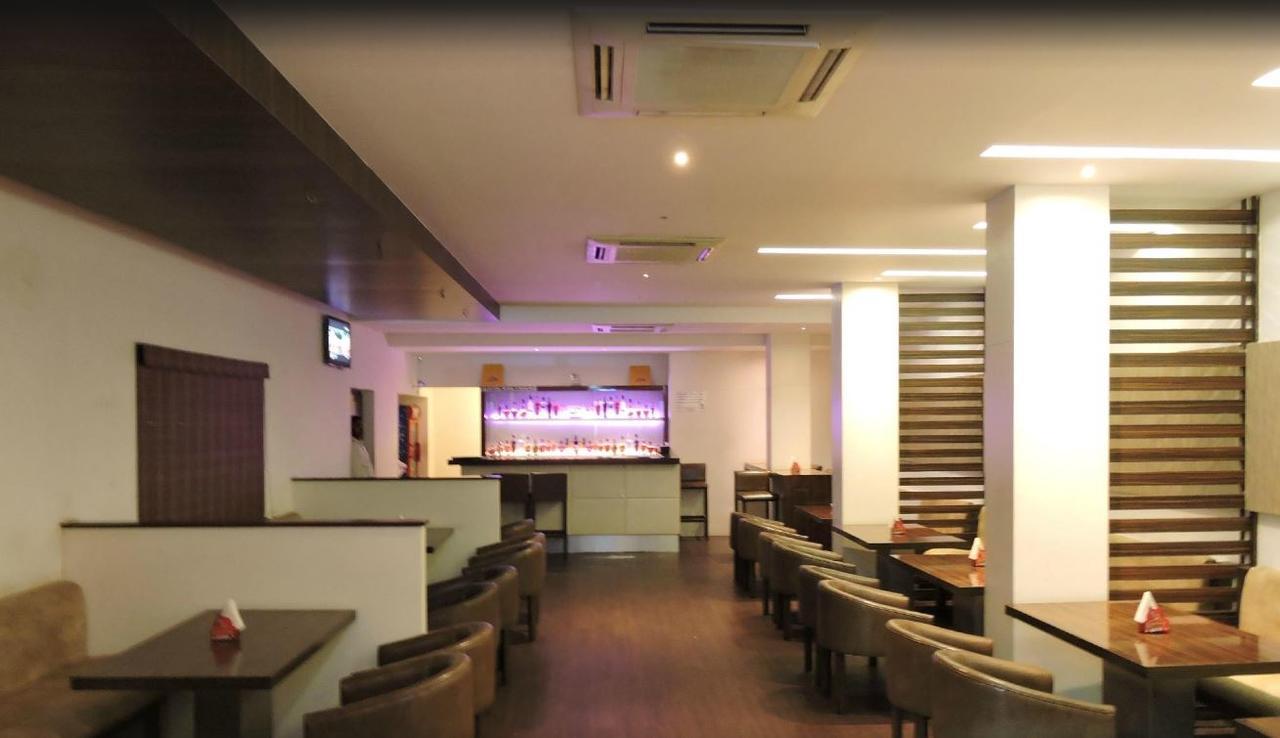 Gayathri Hotels 蒂鲁布尔 外观 照片
