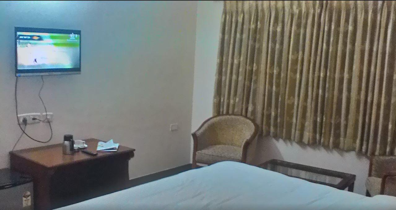 Gayathri Hotels 蒂鲁布尔 外观 照片