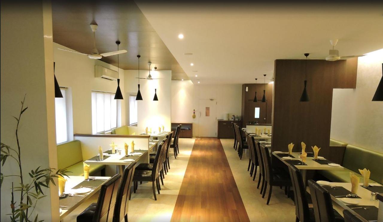 Gayathri Hotels 蒂鲁布尔 外观 照片