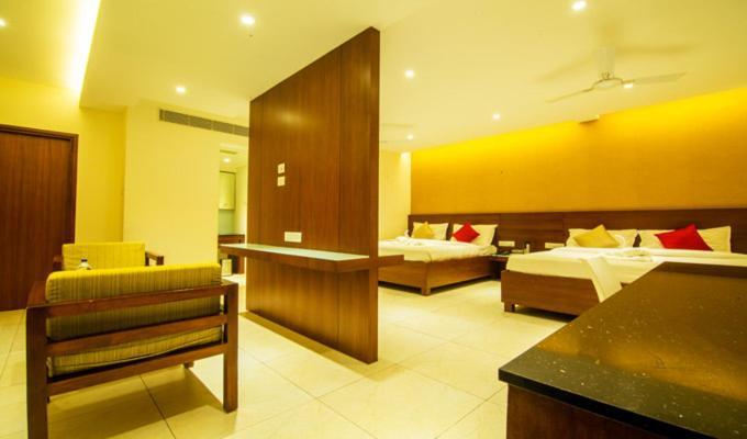 Gayathri Hotels 蒂鲁布尔 外观 照片