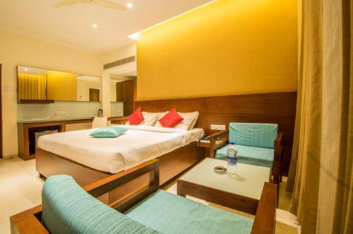 Gayathri Hotels 蒂鲁布尔 外观 照片